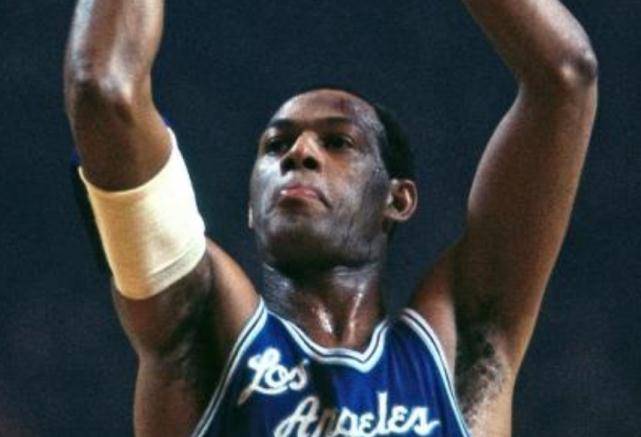 BJL平台-
NBA单场40分排行榜：詹姆斯91次未进前三名 乔丹也仅排第二(图5)